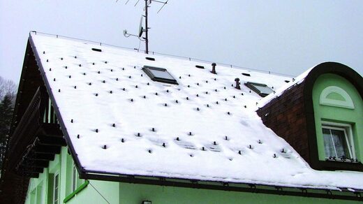 sníh na střeše
